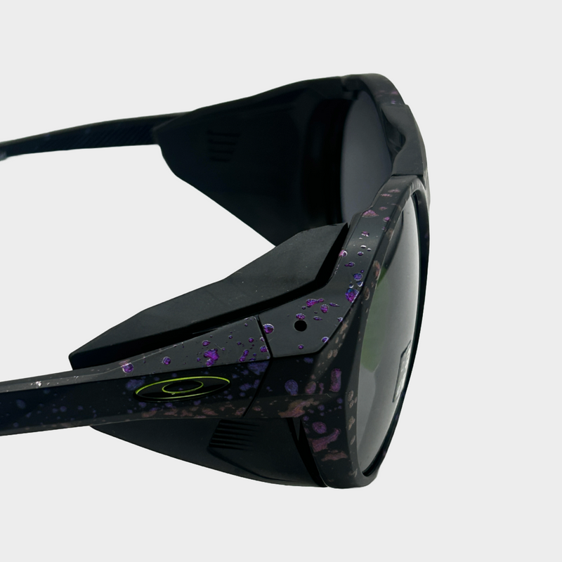 Oakley men's Clifden sports sunglasses with holographic accenting