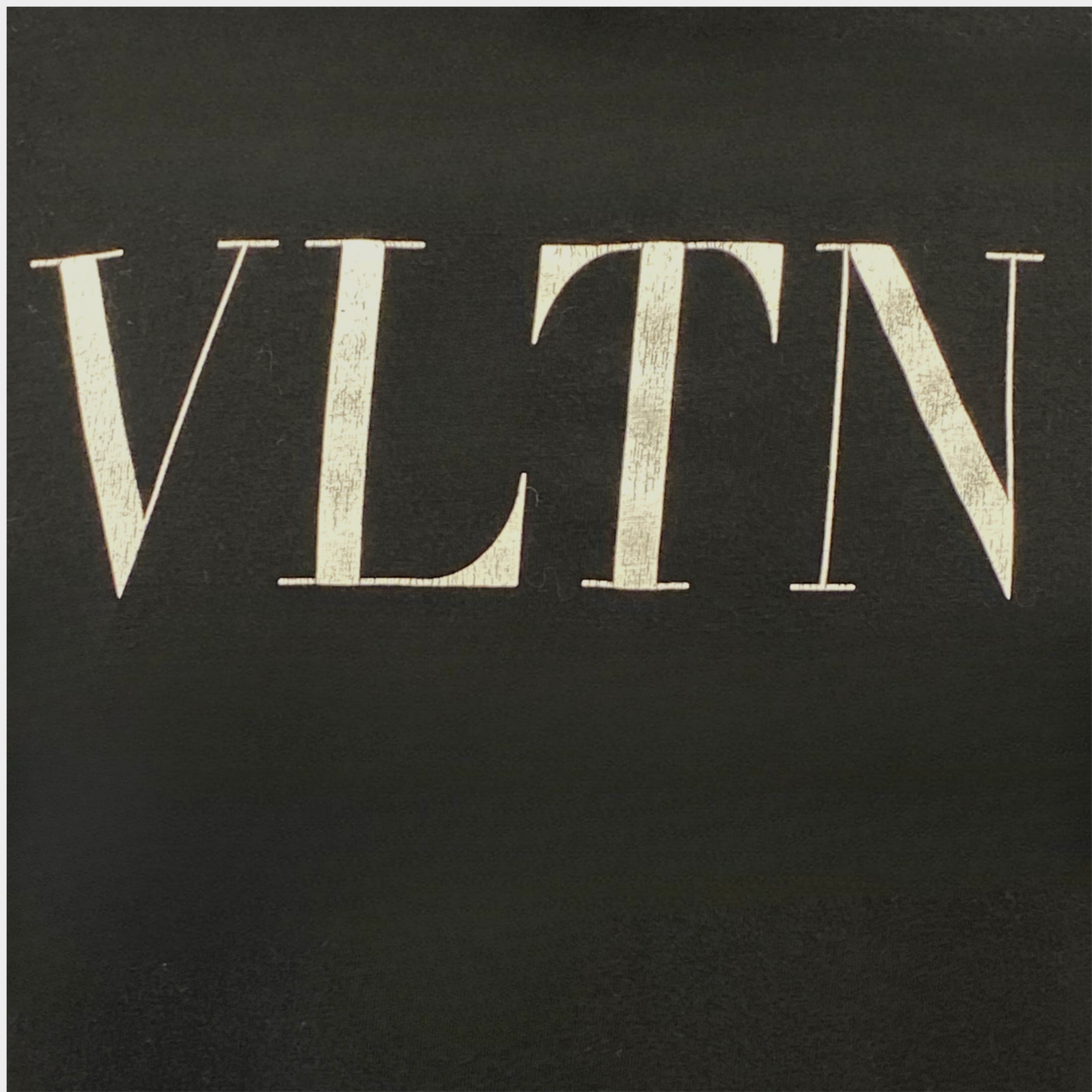 【新品】VALENTINO VLTNロゴ valentino-vltn-logo-print-t-