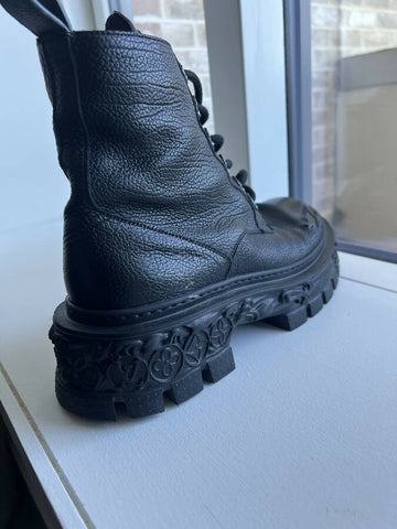 Louis Vuitton LV Baroque Line Boots Dominic Puckerin | The LV Baroque ankle boot is a military  main image 4