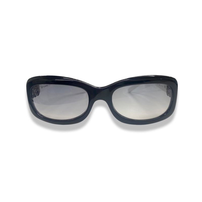 pre-owned CHANEL Camellia black and white sunglasses 