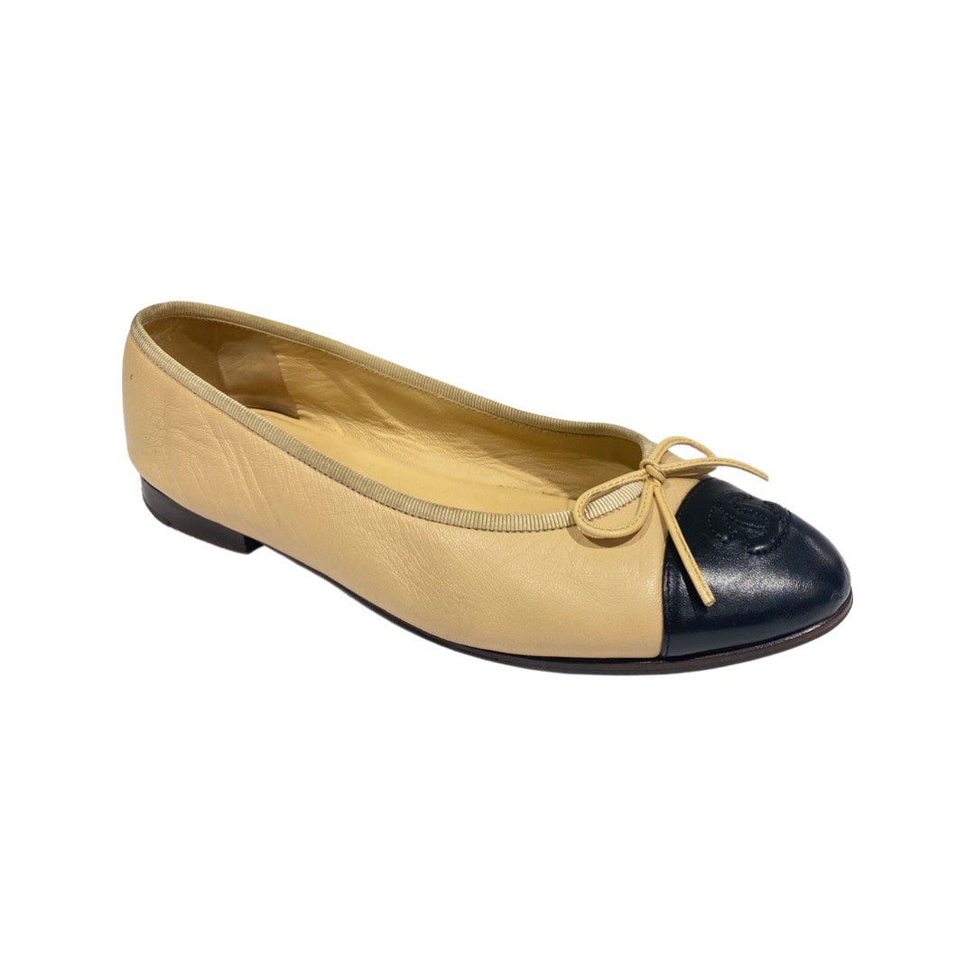 Beige and black Chanel ballet flats size 39,5 Leather ref.801057