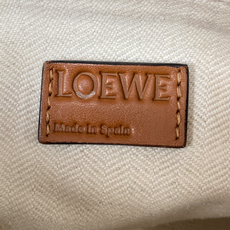 Loewe men‘s large puzzle edge leather bag in tan colour