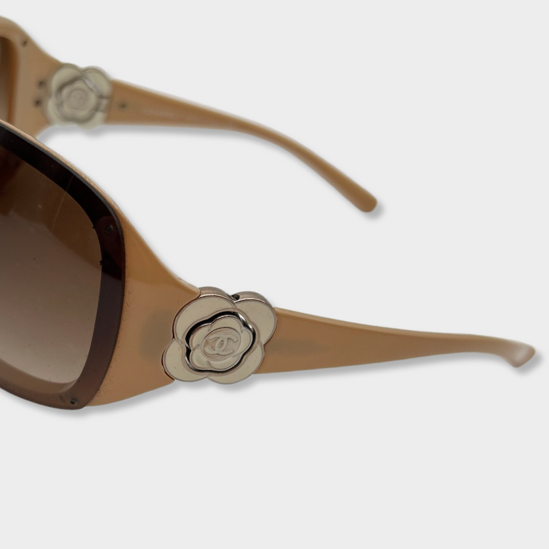 pre-owned CHANEL beige oversized sunglasses