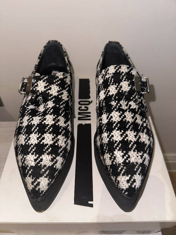 Alexander McQueen women display picture 1