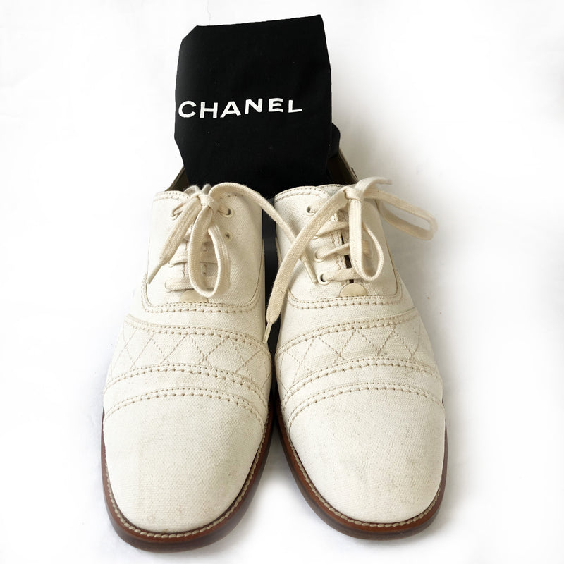 CHANEL ecru lace up loafers