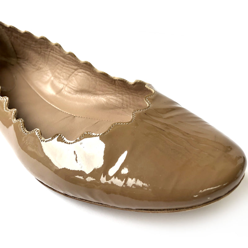 CHLOÉ beige patent leather flats