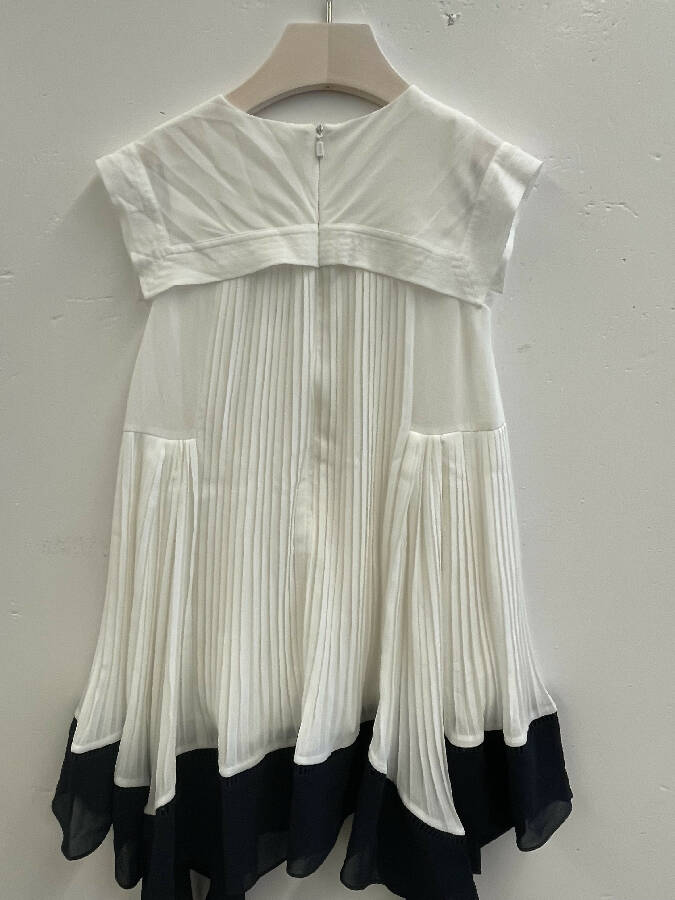 Chloé girl's white and navy short-sleeved pleated dress