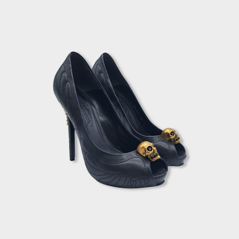 ALEXANDER MCQUEEN black leather pumps with skull embellishment