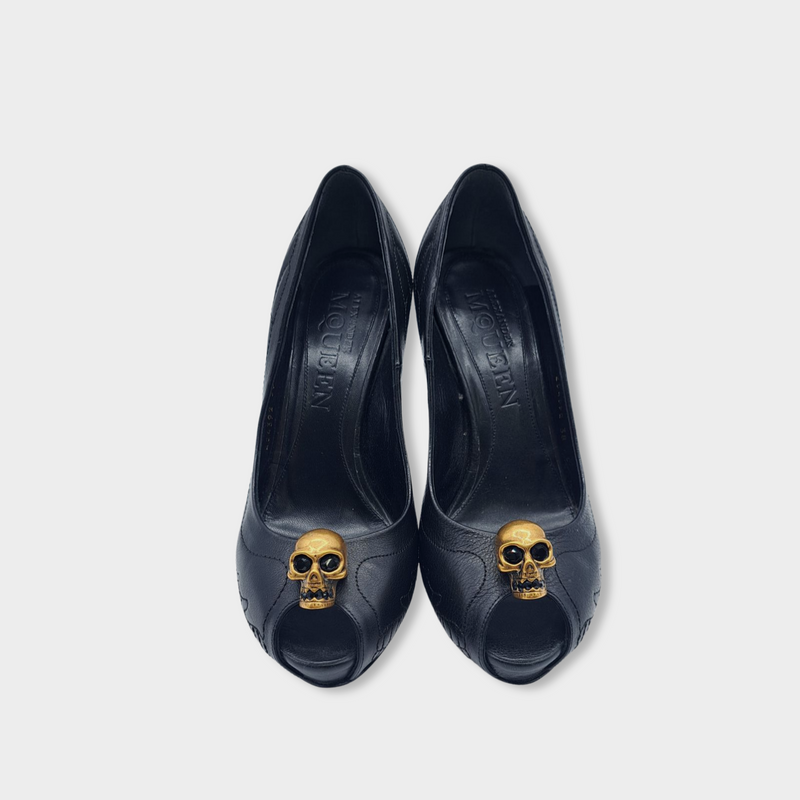 pre-loved ALEXANDER MCQUEEN black leather pumps with skull embellishment