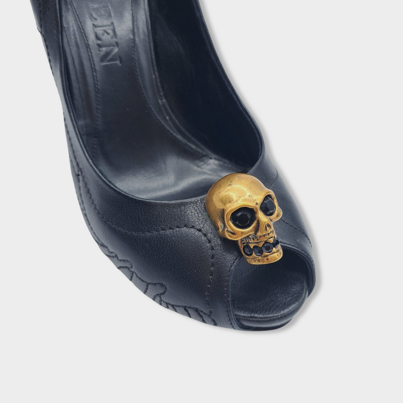 second-hand ALEXANDER MCQUEEN black leather pumps with skull embellishment