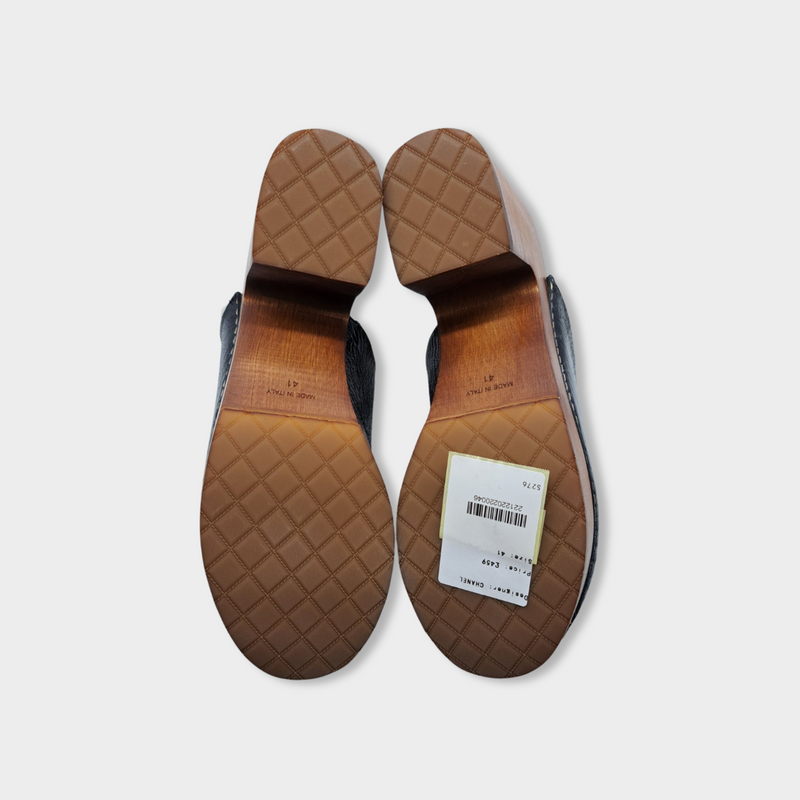 CHANEL black leather and ecru shearling clogs
